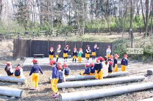 森のステージで劇あそび