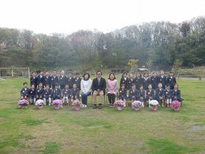 園庭で集合写真