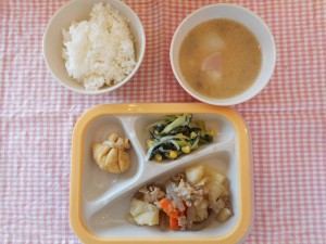 給食（赤カブ、白カブ）