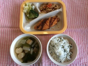 給食（キャベツ、赤カブ、白カブ）